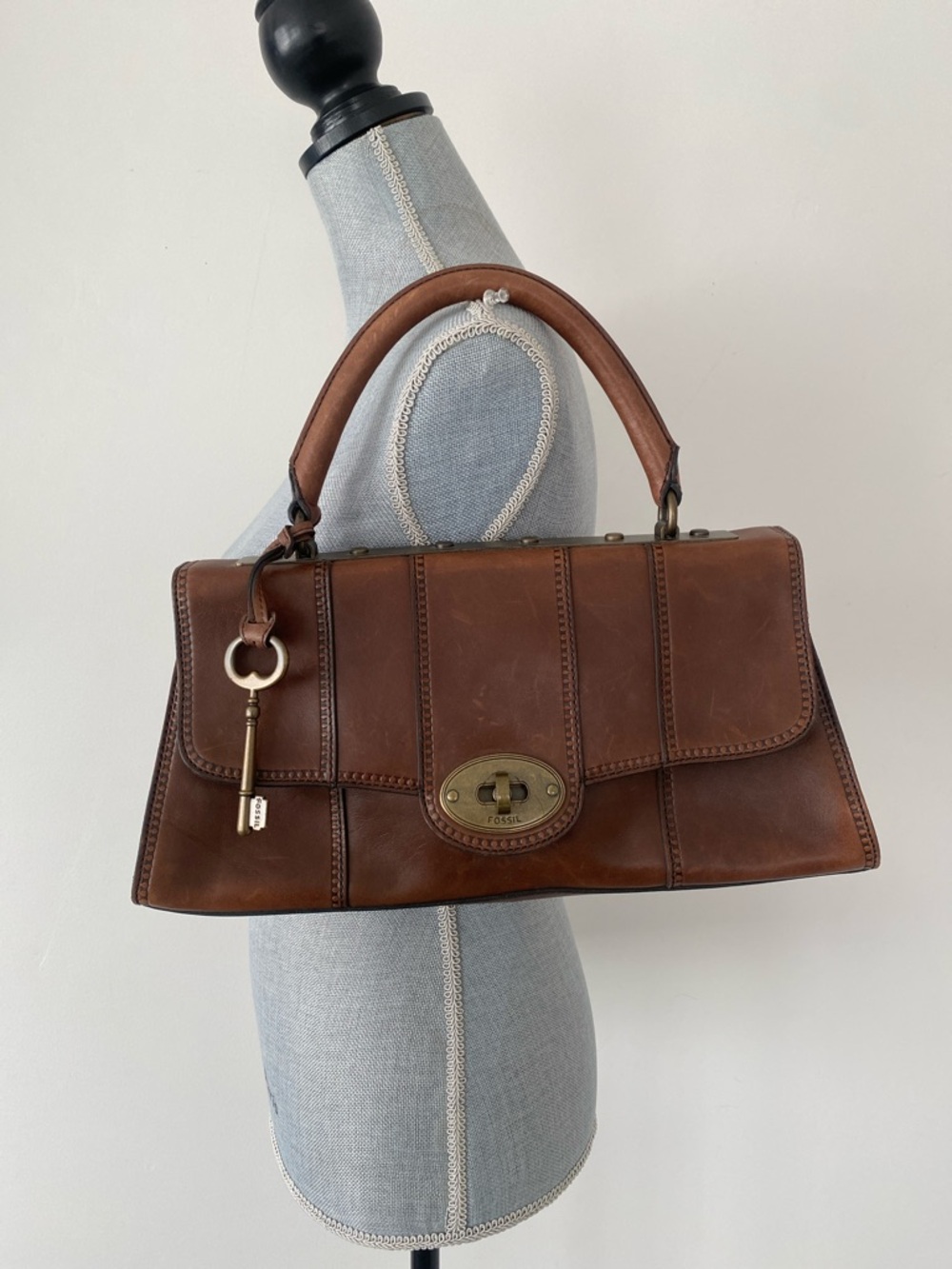 VTG Y2K Rare Fossil Brown Leather Top-Handle Satchel Key-Shape Charm Key Hole